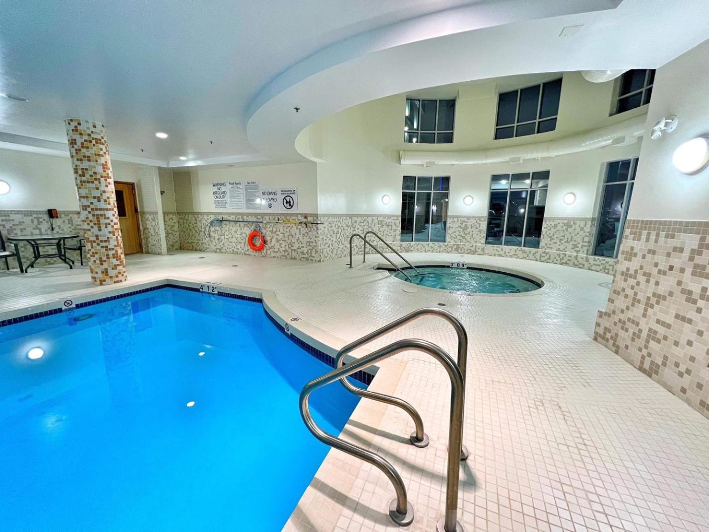 Chateau Inn & Suites Bonnyville מראה חיצוני תמונה
